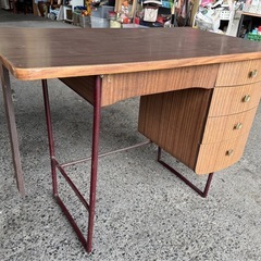 昭和レトロな学習机の画像