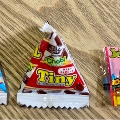 瀬戸内産の塩のみで味付けしたポップコーン 60g  １つ ･ 烏龍茶 600ml １本 ･ クッピーラムネ １つ ･ 準チョコレート菓子 3g １つ ･ 清涼菓子 (ヨーグルトラムネ味) 3g １つの画像