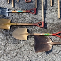 農機具　1点550円　ジャンク品　21点　シャベル　スコップ　くわ　オノ　鎌　クシ型ホー　三角ホー　ツルハシなどの画像