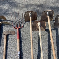 農機具　1点550円　ジャンク品　21点　シャベル　スコップ　くわ　オノ　鎌　クシ型ホー　三角ホー　ツルハシなどの画像