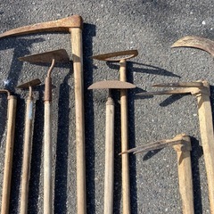 農機具　1点550円　ジャンク品　21点　シャベル　スコップ　くわ　オノ　鎌　クシ型ホー　三角ホー　ツルハシなどの画像