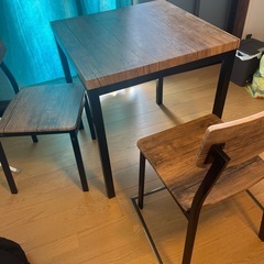 ダイニングテーブル
椅子二脚の画像