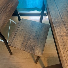 ダイニングテーブル
椅子二脚の画像