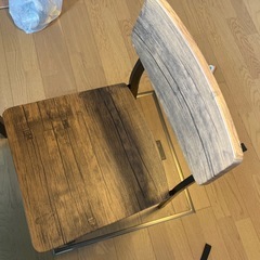 ダイニングテーブル
椅子二脚の画像