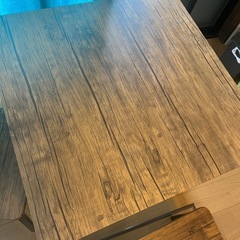 ダイニングテーブル
椅子二脚の画像