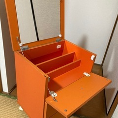 引き出し付きドレッサーの画像