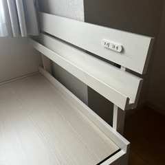 【ベッドフレーム】引き出し収納2つ×宮棚×コンセント付きの画像