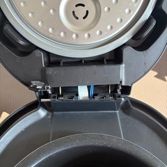 蓋が壊れた炊飯器の画像