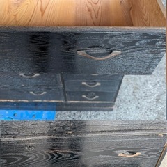 昭和レトロな黒塗り箪笥の画像