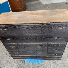 昭和レトロな黒塗り箪笥の画像