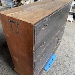 昭和レトロな黒塗り箪笥の画像