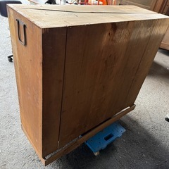 昭和レトロな黒塗り箪笥の画像