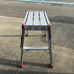 【折りたたみ】アルミ洗車台 KT-6060 踏み台 作業台 ステップ 洗車・剪定・高所作業に 軽量 持ち運びラク 靴裏すべり止め形状 天板リブ加工 ロック機構付き 赤色補強金具 屋外 屋内 ガレージ DIY 現場 安定作業 台 新潟発の画像