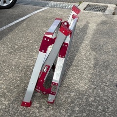【折りたたみ】アルミ洗車台 KT-6060 踏み台 作業台 ステップ 洗車・剪定・高所作業に 軽量 持ち運びラク 靴裏すべり止め形状 天板リブ加工 ロック機構付き 赤色補強金具 屋外 屋内 ガレージ DIY 現場 安定作業 台 新潟発の画像