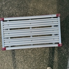 【折りたたみ】アルミ洗車台 KT-6060 踏み台 作業台 ステップ 洗車・剪定・高所作業に 軽量 持ち運びラク 靴裏すべり止め形状 天板リブ加工 ロック機構付き 赤色補強金具 屋外 屋内 ガレージ DIY 現場 安定作業 台 新潟発の画像