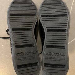 未使用　adidas ブラック　ハイカットスニーカーの画像