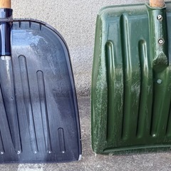 【セット】除雪スコップ スノースコップ 雪かきショベル 木柄 Dハンドル プラスチック幅広 透明グレー＆グリーン まとめ 屋外 玄関 駐車場 歩道 除雪用品 冬支度 軽量 リブ形状 ガレージ 作業用の画像