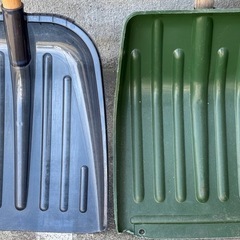 【セット】除雪スコップ スノースコップ 雪かきショベル 木柄 Dハンドル プラスチック幅広 透明グレー＆グリーン まとめ 屋外 玄関 駐車場 歩道 除雪用品 冬支度 軽量 リブ形状 ガレージ 作業用の画像