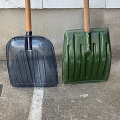 【セット】除雪スコップ スノースコップ 雪かきショベル 木柄 Dハンドル プラスチック幅広 透明グレー＆グリーン まとめ 屋外 玄関 駐車場 歩道 除雪用品 冬支度 軽量 リブ形状 ガレージ 作業用の画像