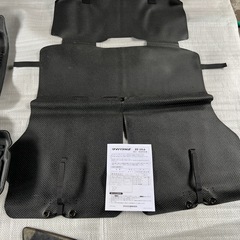 ダイハツタフト専用フロアーマット　純正ラゲージマットの画像