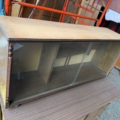 昭和レトロなガラス戸付き飾り棚の画像