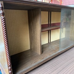昭和レトロなガラス戸付き飾り棚の画像