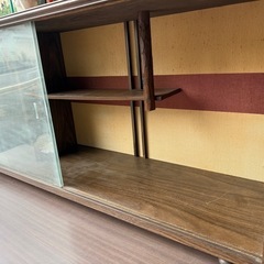 昭和レトロなガラス戸付き飾り棚の画像