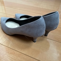 スエードのパンプス 23.0の画像