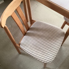 木製テーブルと椅子2脚セットの画像