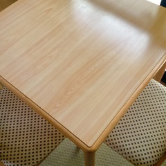 木製テーブルと椅子2脚セットの画像