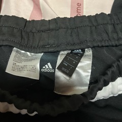 adidasジャージズボンの画像