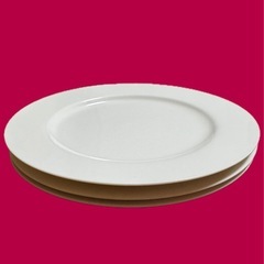 白い皿 3枚の画像