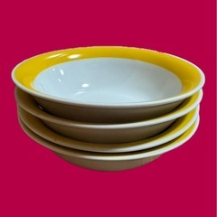 黄色い縁の皿 4枚の画像