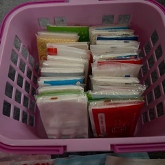 タオル、ポケットティッシュ、カゴのセットの画像