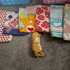 タオル、ポケットティッシュ、カゴのセットの画像