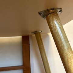 机と椅子のセットの画像