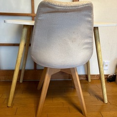 机と椅子のセットの画像