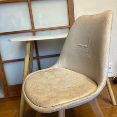 机と椅子のセットの画像