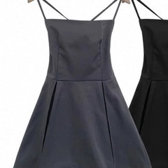 グレーのストラップ付きノースリーブワンピースの画像