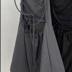 グレーのストラップ付きノースリーブワンピースの画像