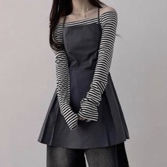 グレーのストラップ付きノースリーブワンピースの画像