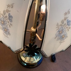 ★アンティーク★卓上ランプ・テーブルランプ・花柄・約高さ57cm×横幅37cm※商品の状態や詳しいサイズ等は現物にてご確認ください。の画像