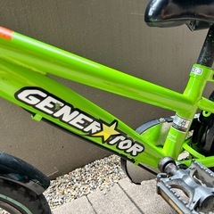 14インチ　キッズ　自転車　補助輪付き（後輪の空気が抜ける）ジャンク品の画像