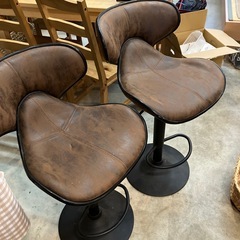 背もたれ付きカウンターチェアの画像