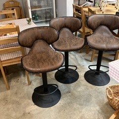 背もたれ付きカウンターチェアの画像