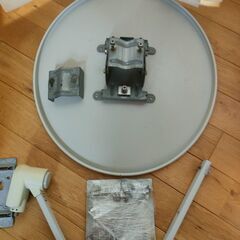 引取者確定【中古】BS・110度CSアンテナ2個と取付金具（ベランダ用）の画像