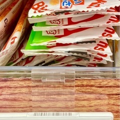 ミニバタークッキー 80g １つ ･ お～いお茶 600ml １本 ･ ビッグカツ １つ ･ 清涼菓子 (レモンラムネ味) 3g １つ ･ クッピーラムネ １つの画像