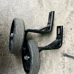 14インチ　キッズ　自転車　補助輪付き（後輪の空気が抜ける）ジャンク品の画像