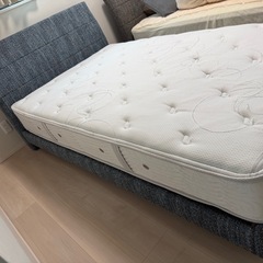 シモンズセミダブル
ベッドの画像