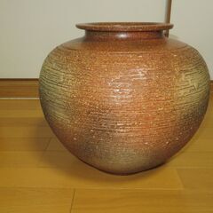 大きな陶器の花瓶